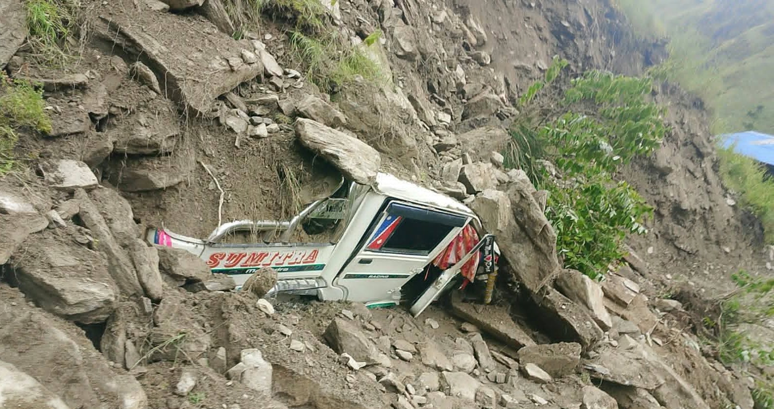 मुगुमा पहिरो खस्दा बोलेरो जिप पुरियो