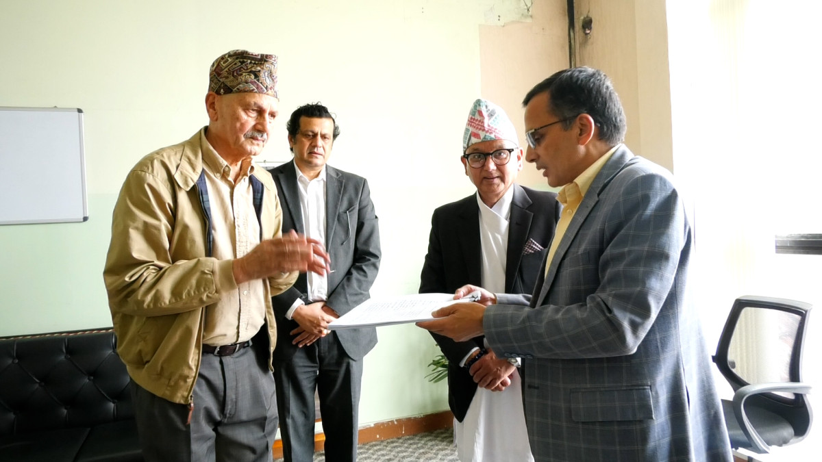 दीपक भट्टको मानव अधिकार संरक्षणको माग गर्दै परिवार आयोगमा